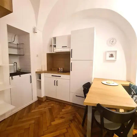 Courtyard Center Apartman *