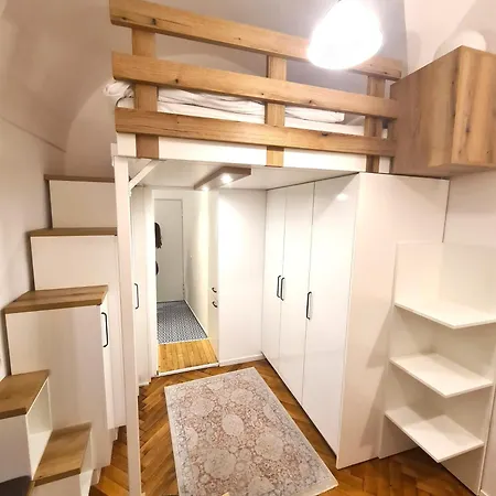 Courtyard Center 公寓