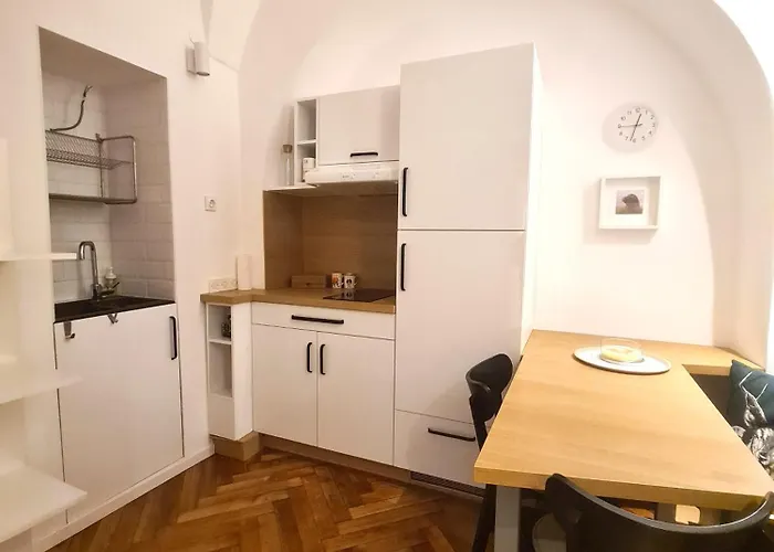 Courtyard Center Διαμέρισμα *